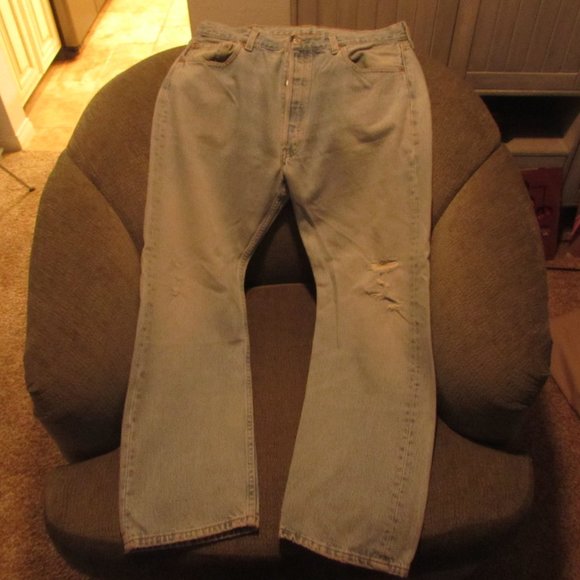 VINTAGE LEVIS 501 JEANS LIGHT MADE IN USA 38 - Picture 1 of 8
